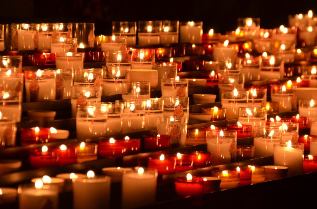 foto de velas, demonstrando auxílio funeral e assistência funeral fornecem serviços diferentes