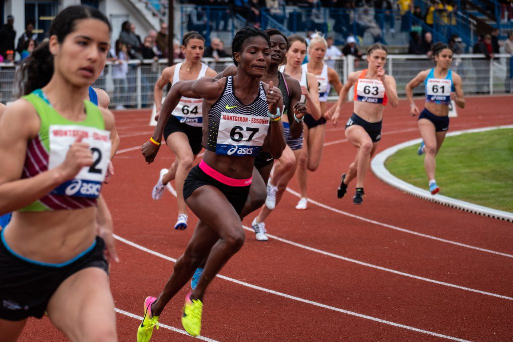 foto de mulheres da categoria adulto de atletismo correndo em prova rápida