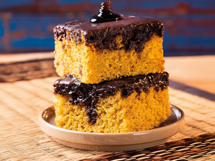 Bolo de cenoura com cobertura de chocolate