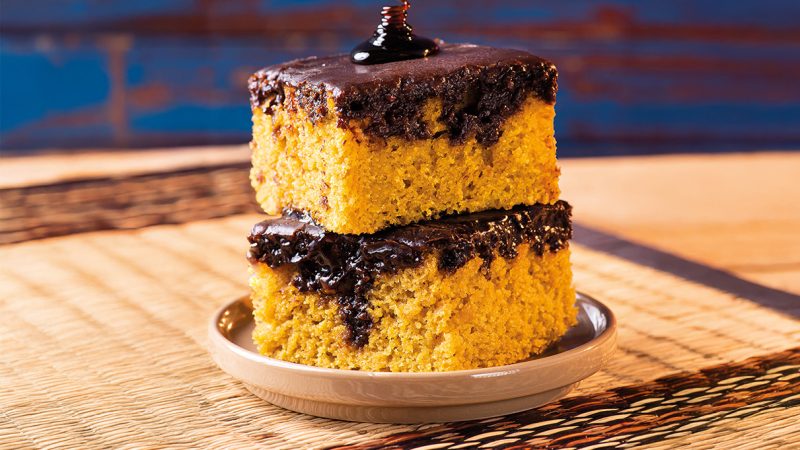 Bolo de cenoura com cobertura de chocolate